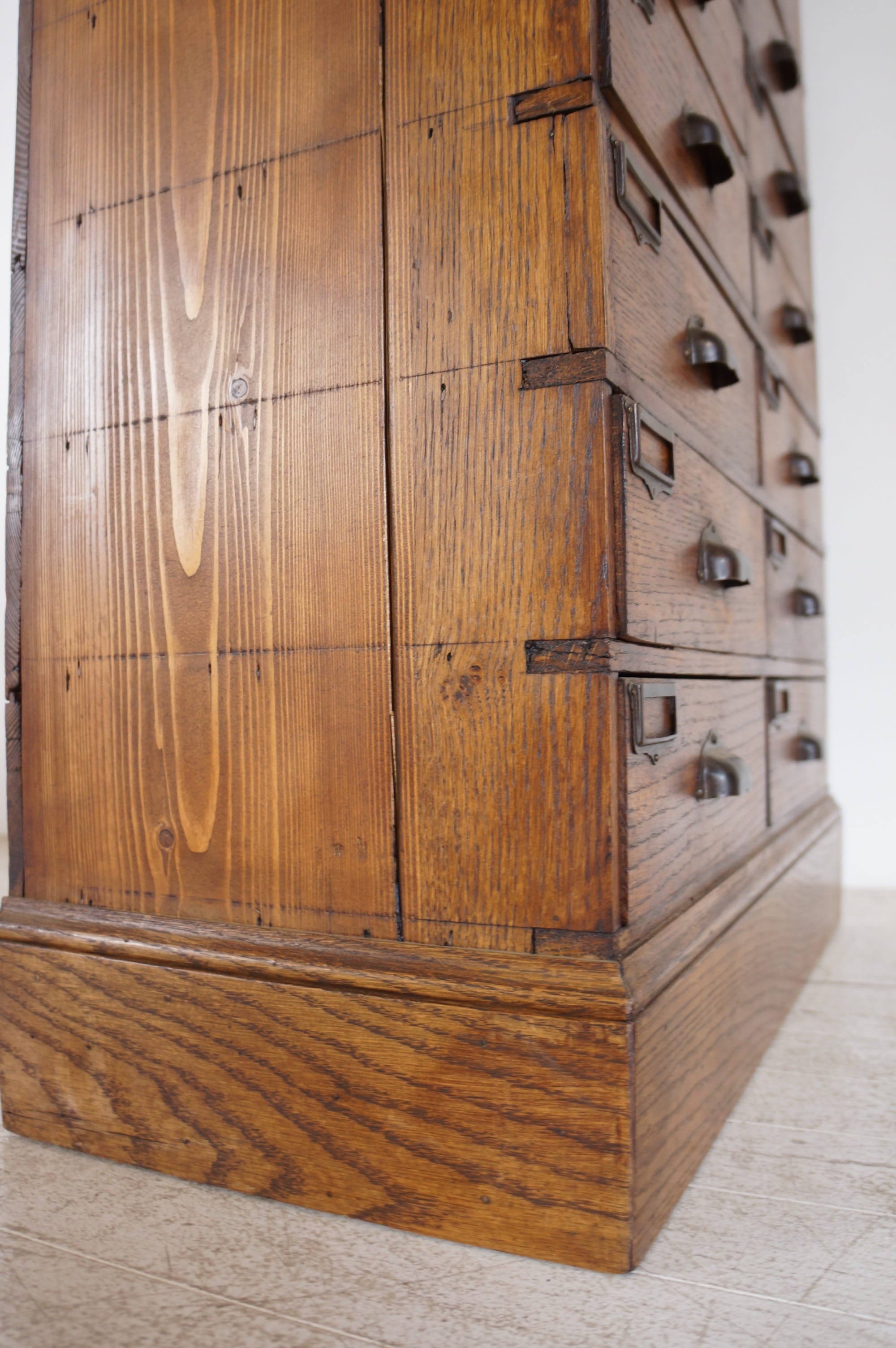 Wooden drawers cabinet